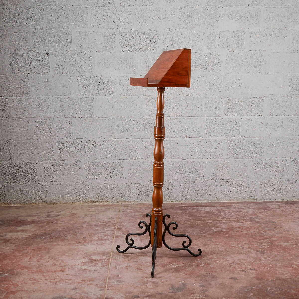 Leggio rifatto stie art deco