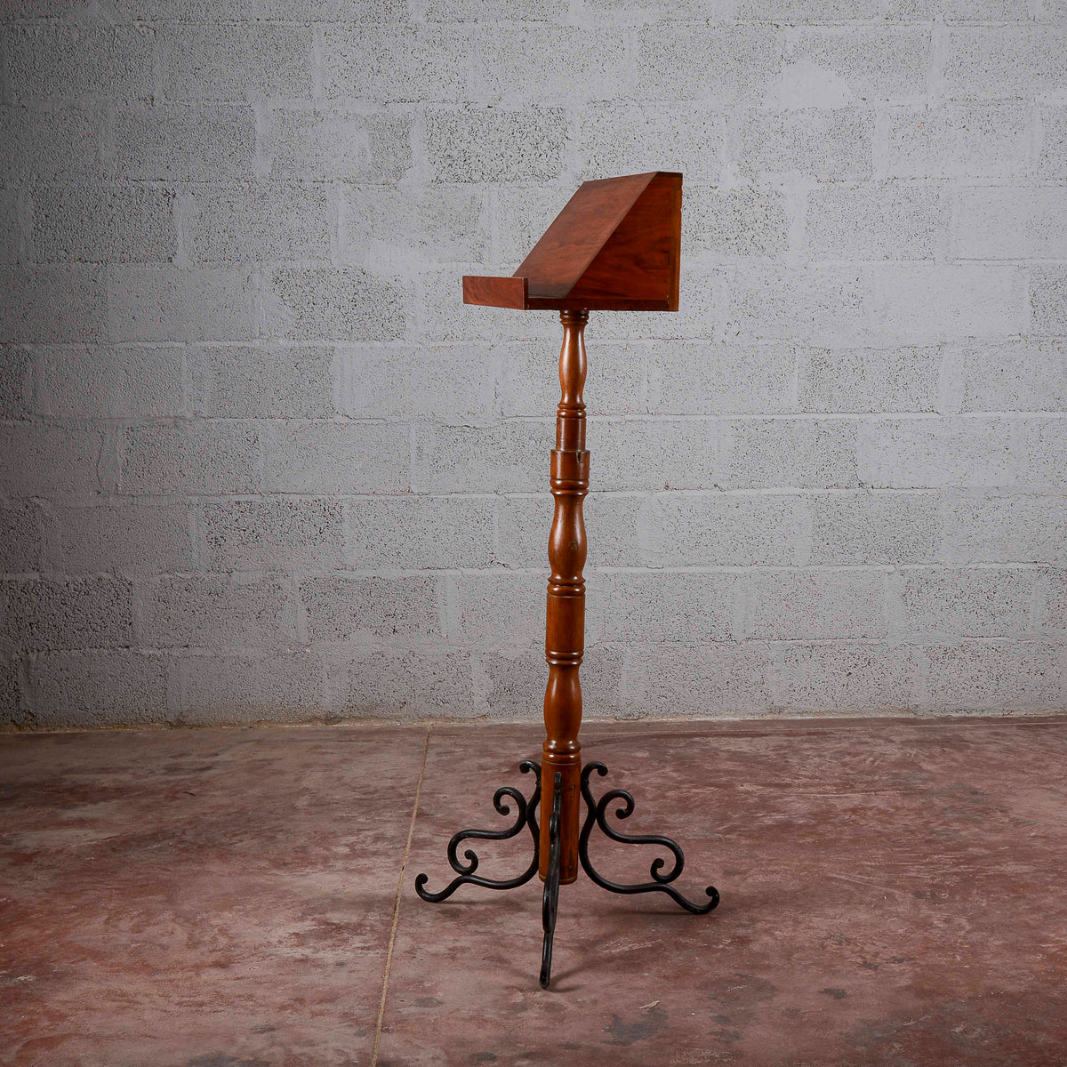 Leggio rifatto stie art deco