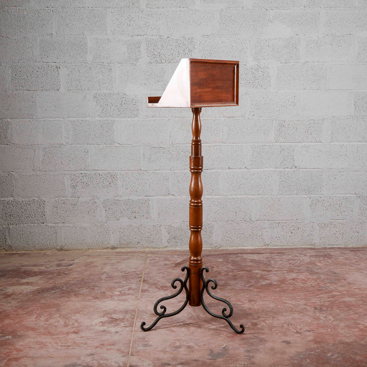 Leggio rifatto stie art deco