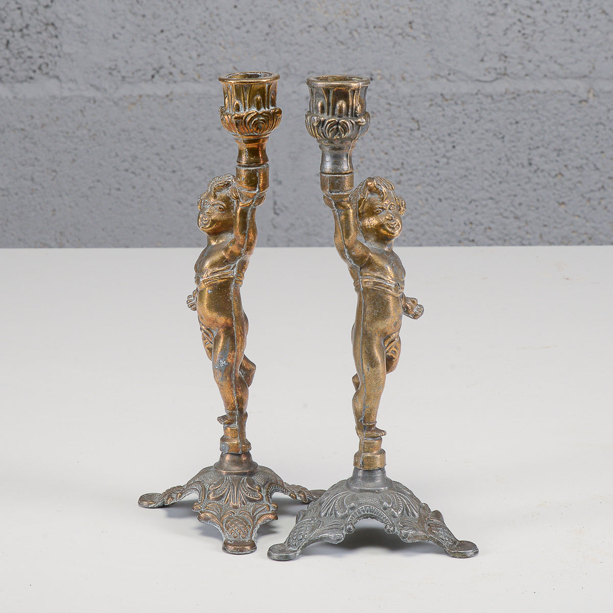 Coppia candelieri putti in metallo XX secolo