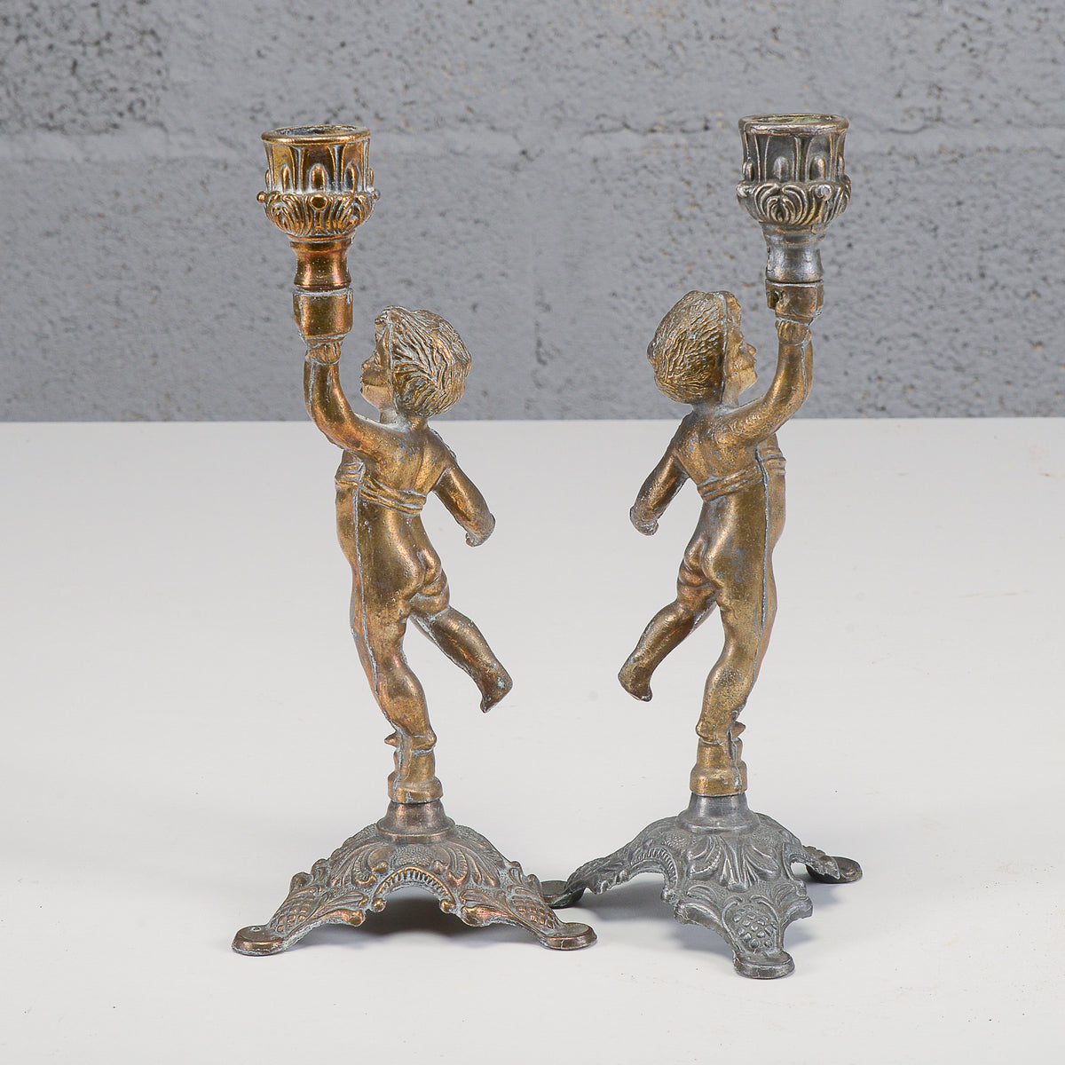 Coppia candelieri putti in metallo XX secolo