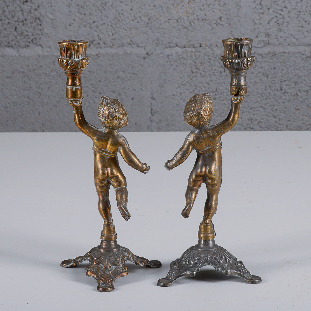 Coppia candelieri putti in metallo XX secolo