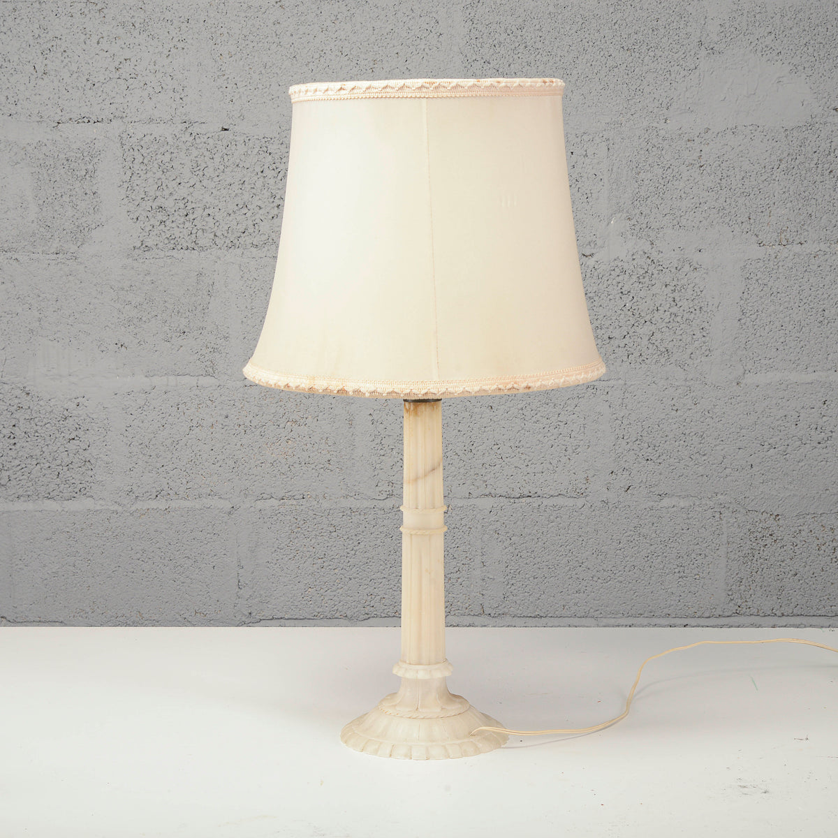 Lampada con base in pietra di alabastro XX secolo