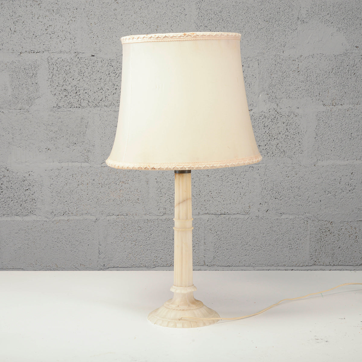 Lampada con base in pietra di alabastro XX secolo
