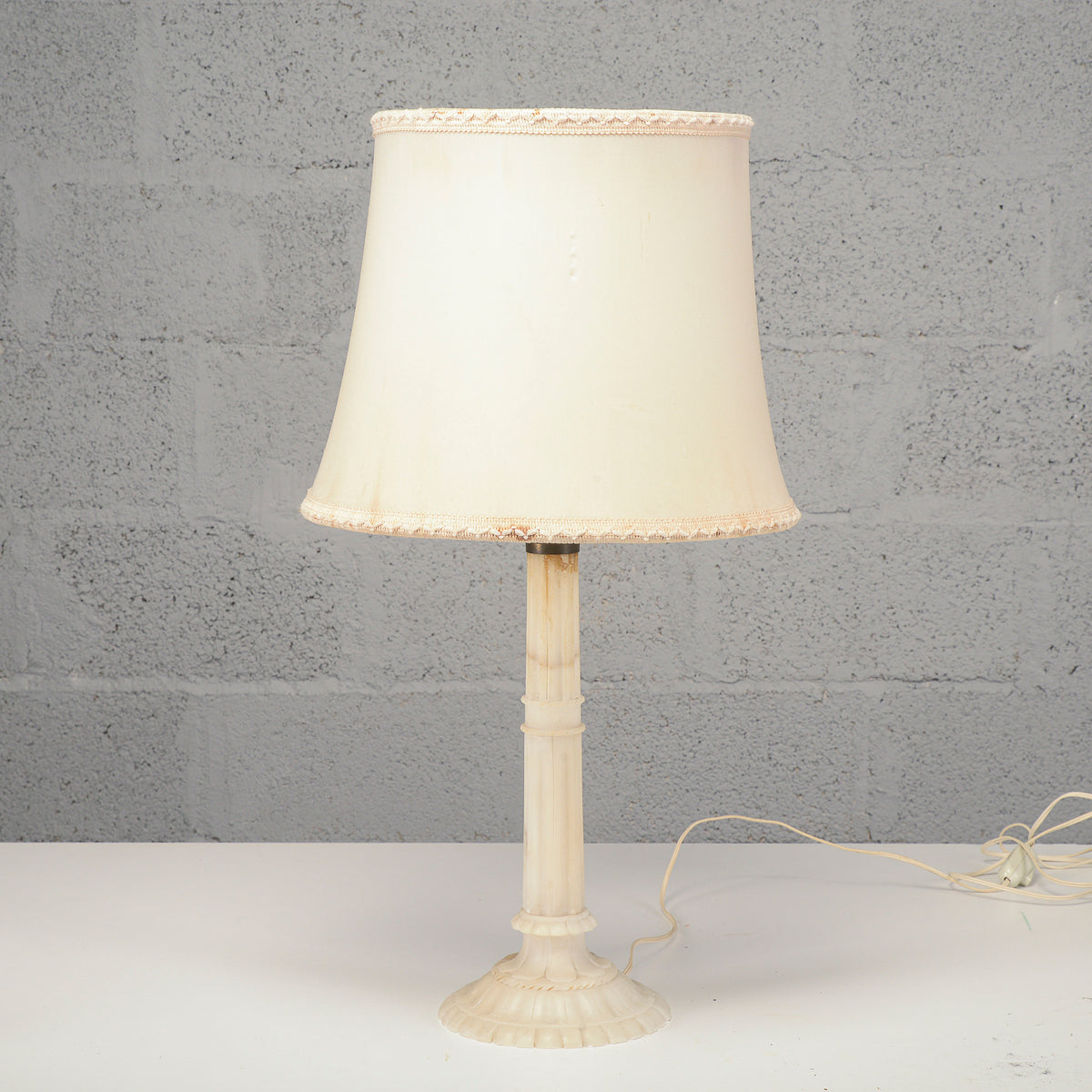Lampada con base in pietra di alabastro XX secolo