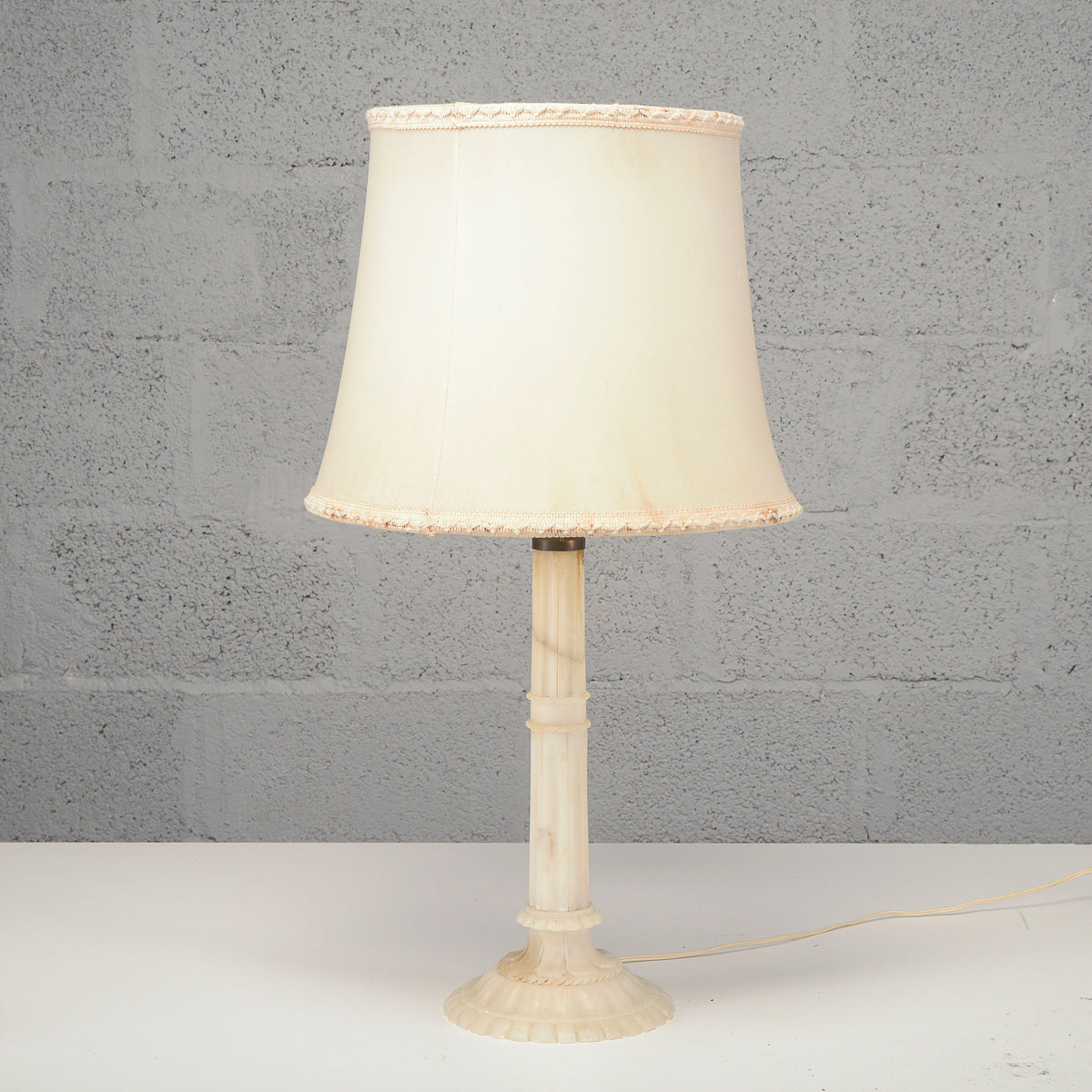 Lampada con base in pietra di alabastro XX secolo