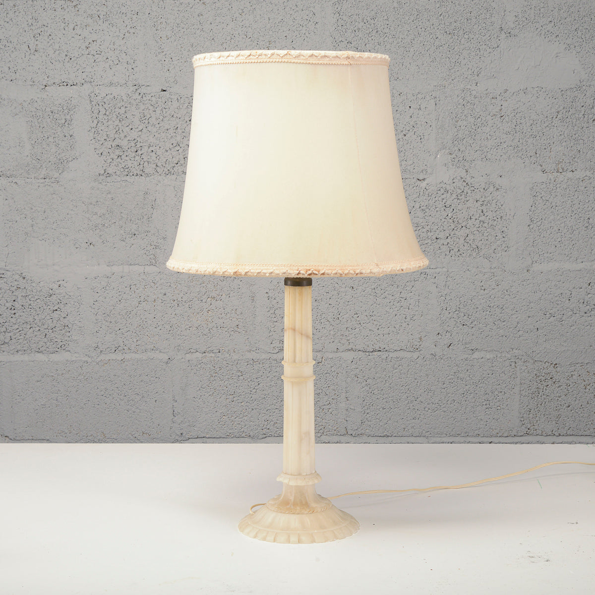 Lampada con base in pietra di alabastro XX secolo