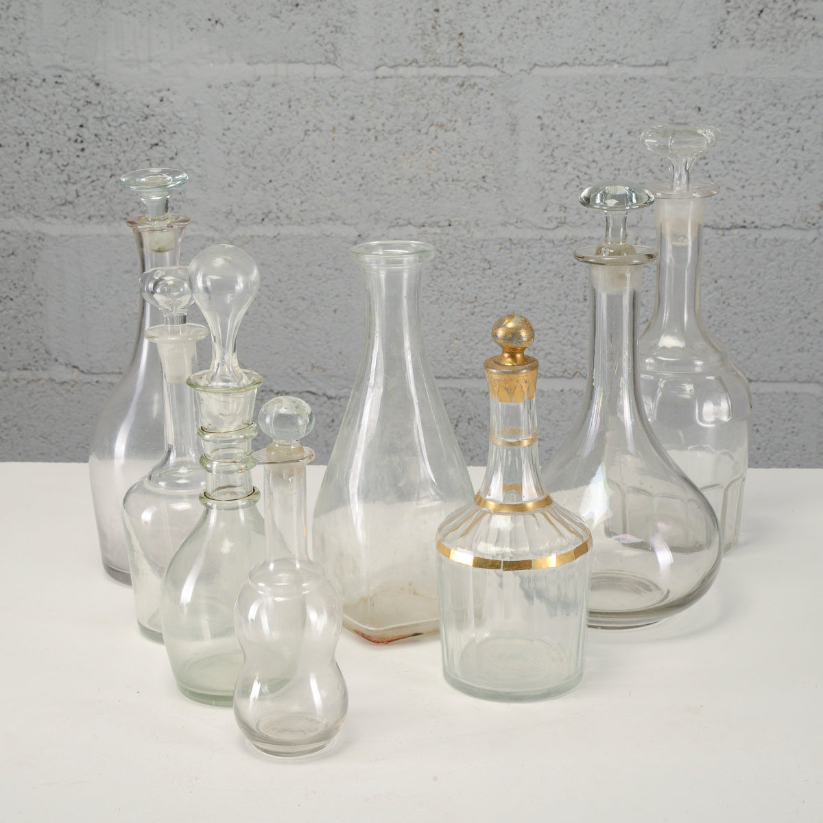Serie di bottiglie varie decanter, in vetro lavorato XX secolo