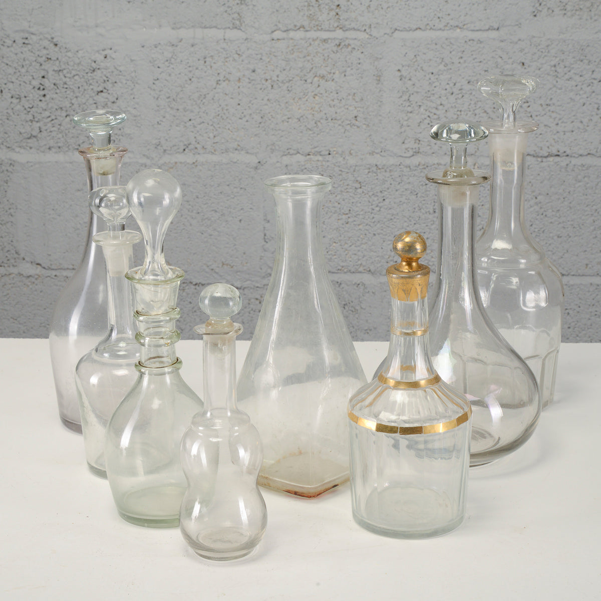 Serie di bottiglie varie decanter, in vetro lavorato XX secolo