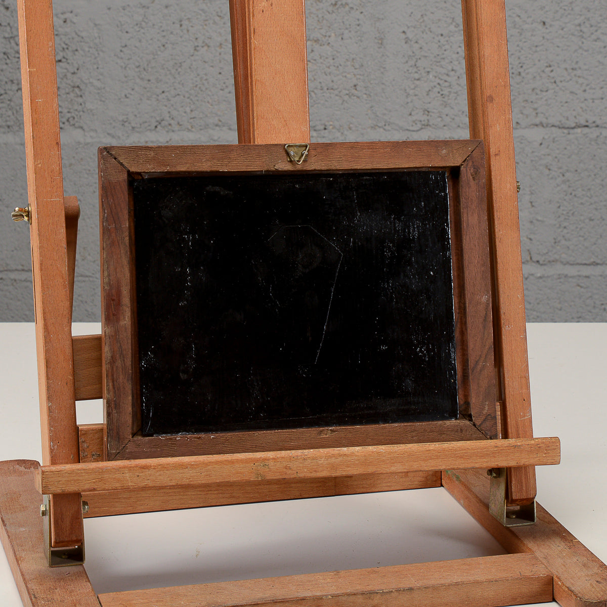Quadro crocifisso con scritta slovena su lastra smaltata nera