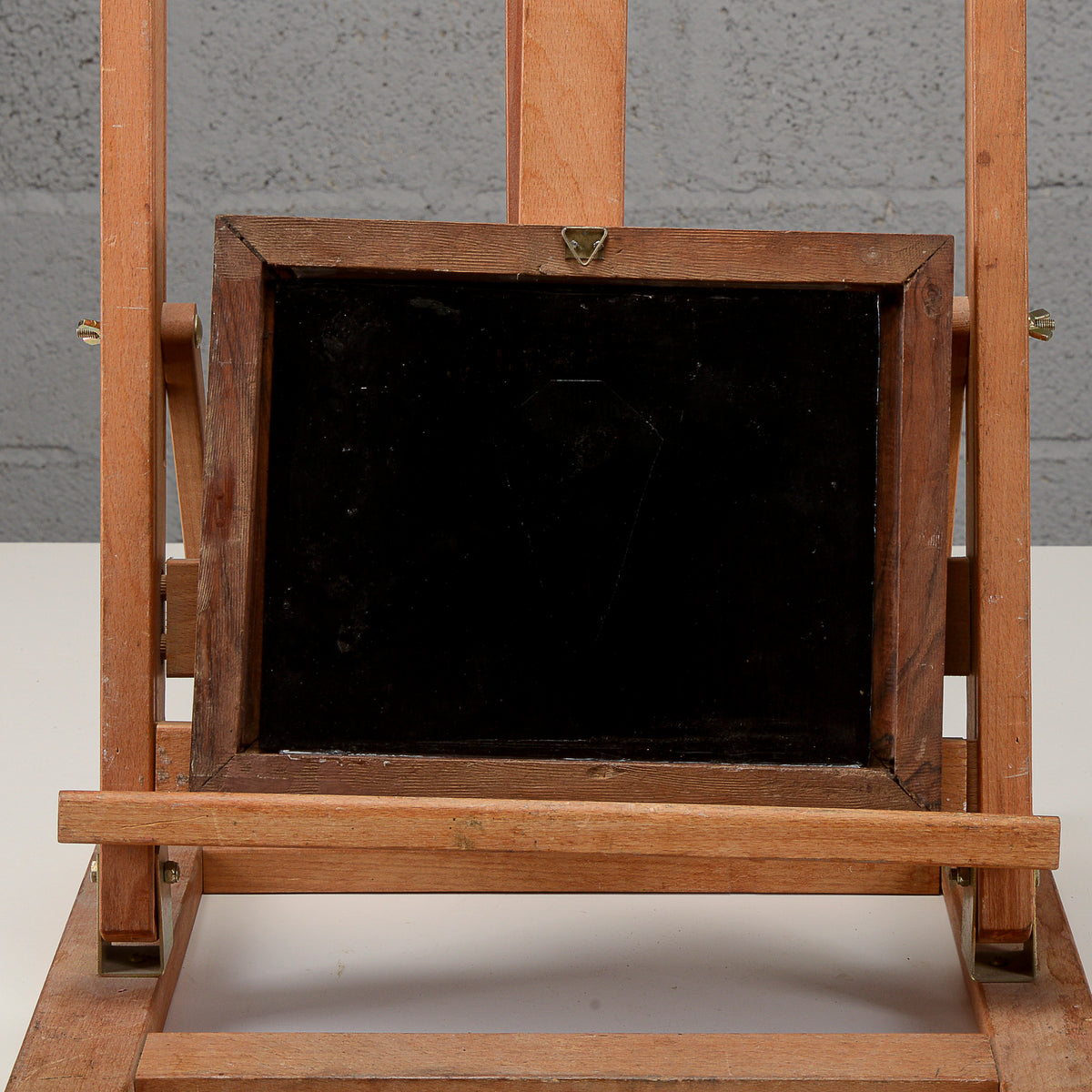 Quadro crocifisso con scritta slovena su lastra smaltata nera