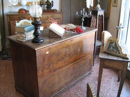Scrivania a cattedra in noce massello Italia epoca 1700