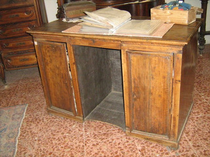 Scrivania a cattedra in noce massello Italia epoca 1700