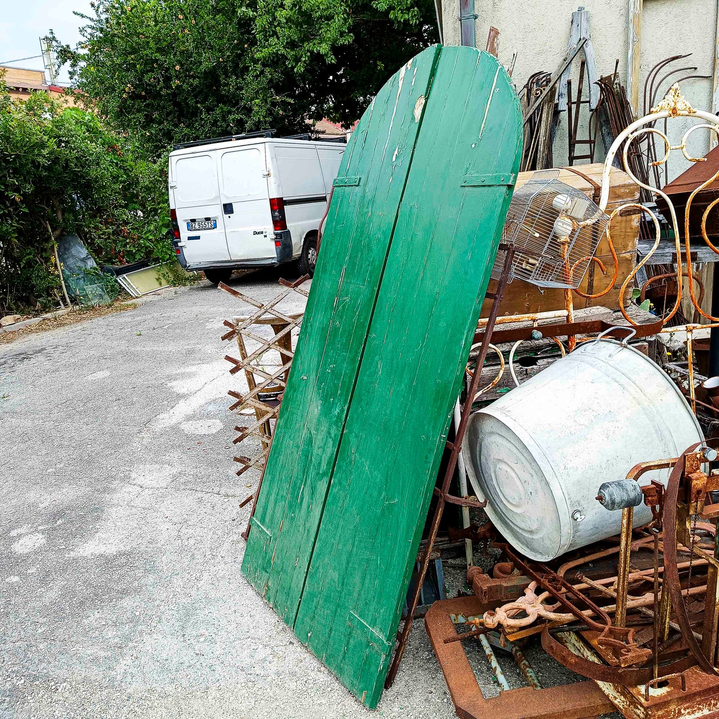 Porta a due ante stondata in abete verniciata verde XX secolo