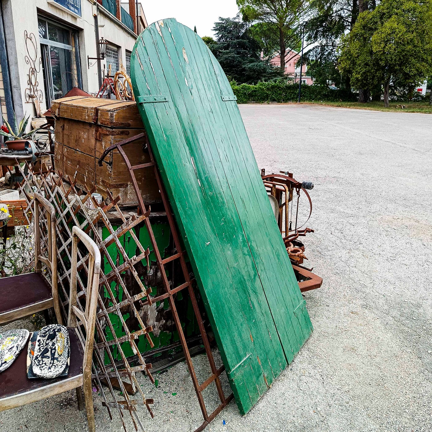Porta a due ante stondata in abete verniciata verde XX secolo