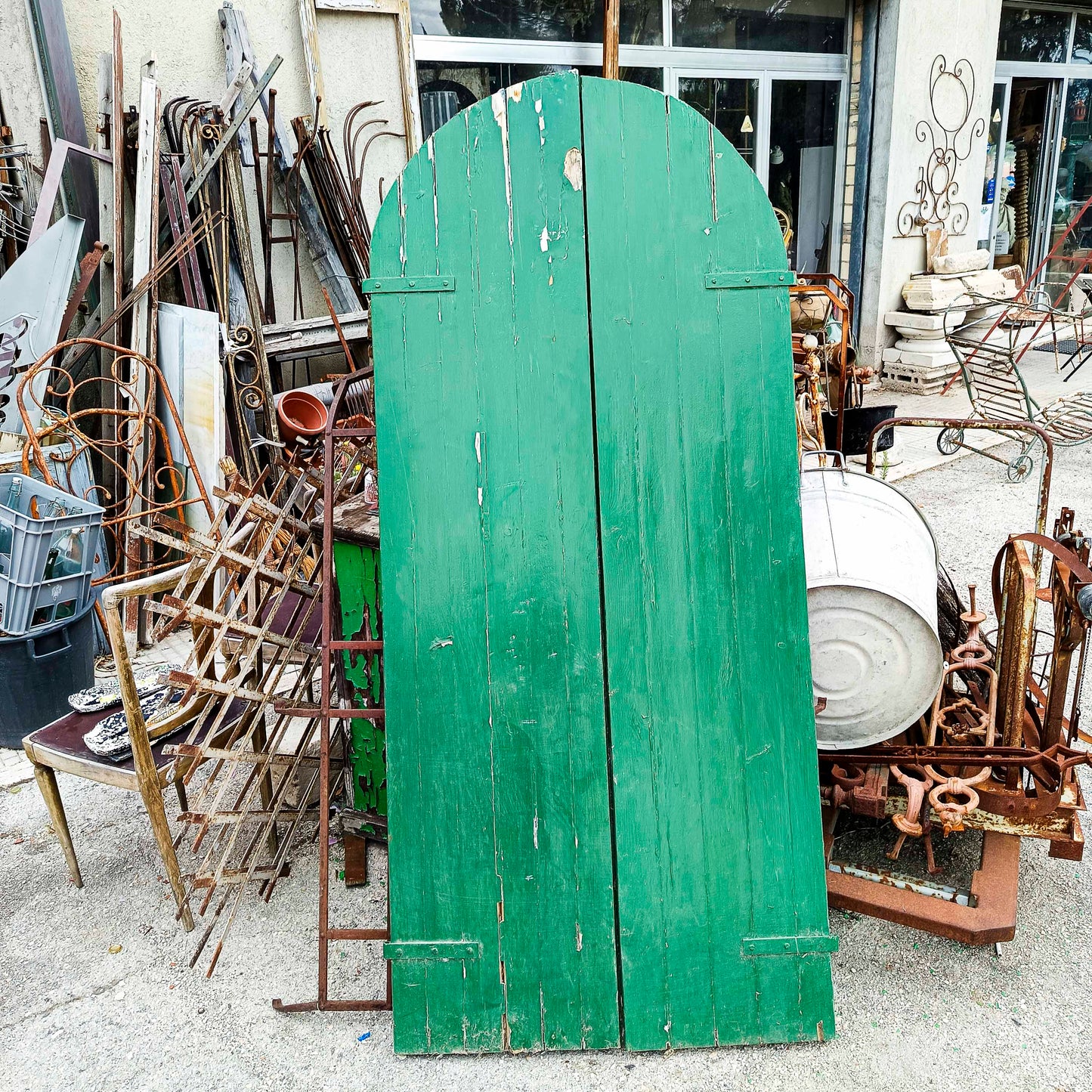Porta a due ante stondata in abete verniciata verde XX secolo
