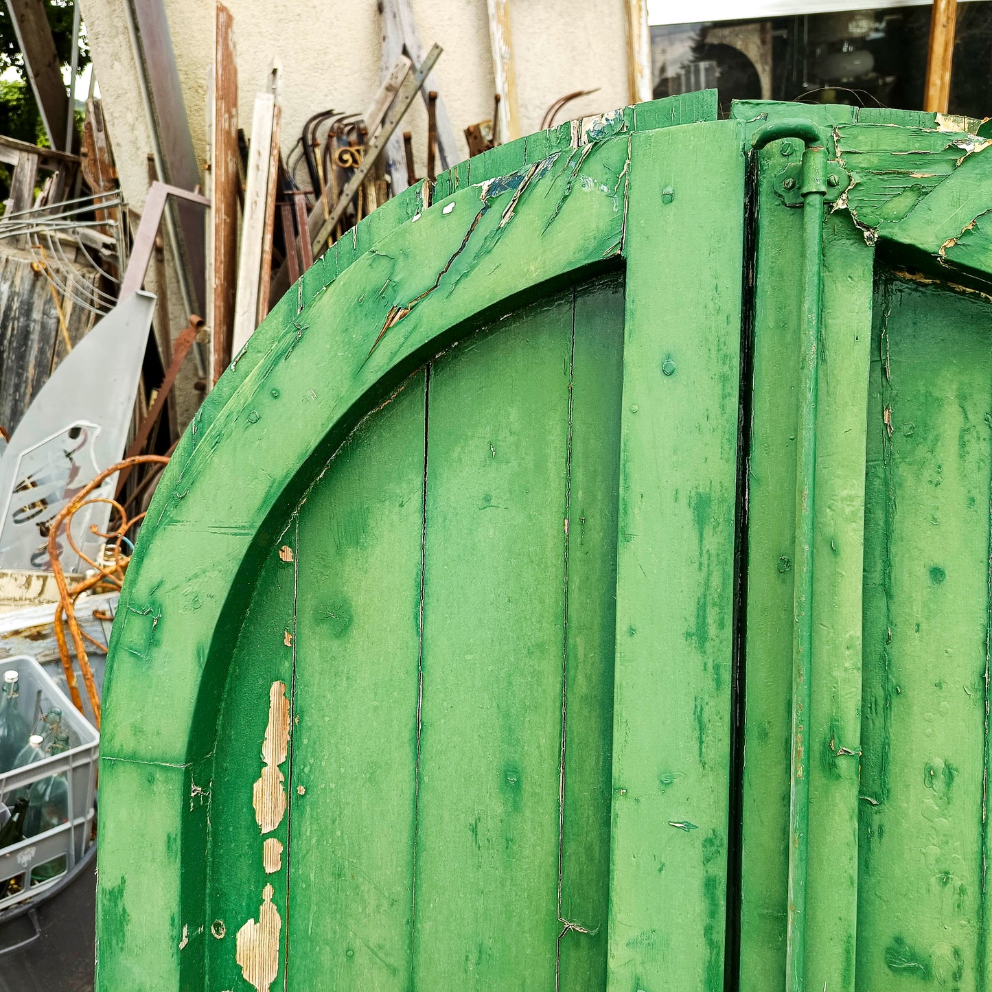 Porta a due ante stondata in abete verniciata verde XX secolo