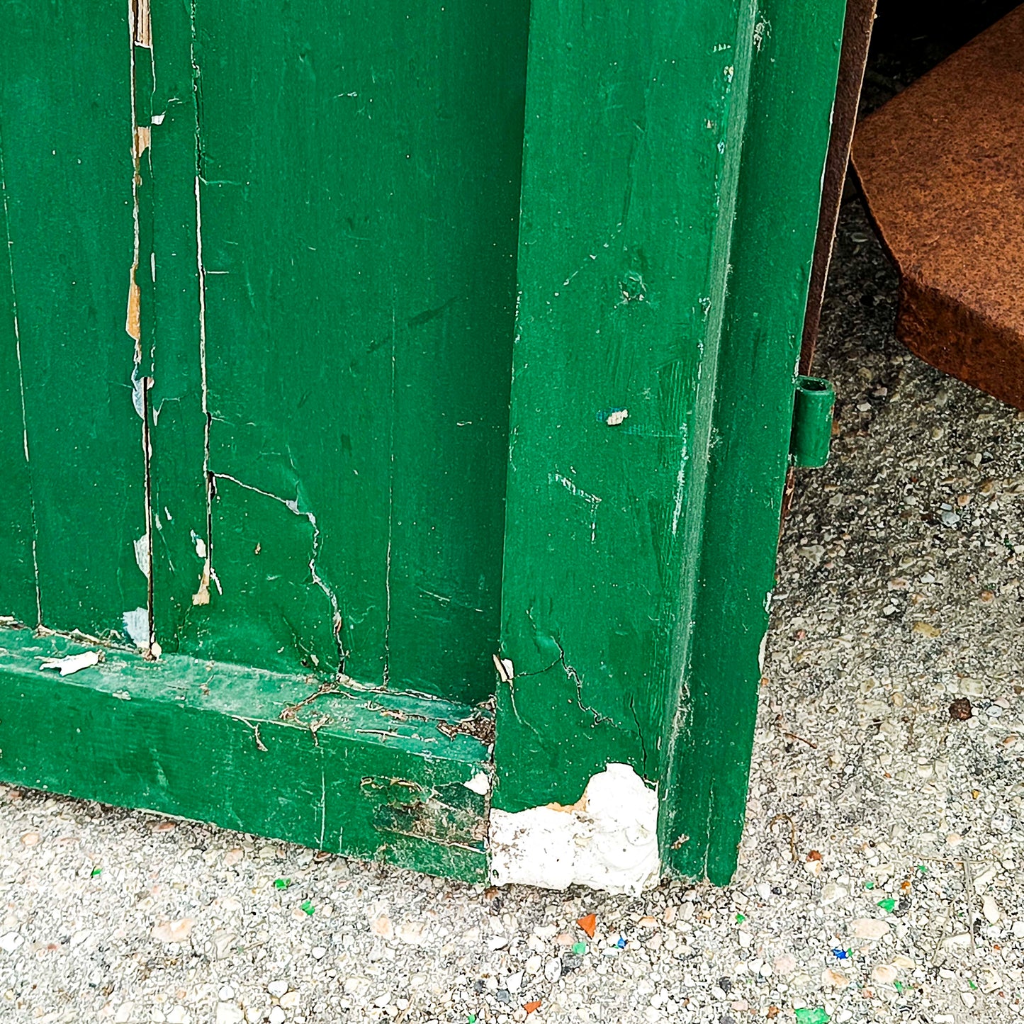 Porta a due ante stondata in abete verniciata verde XX secolo