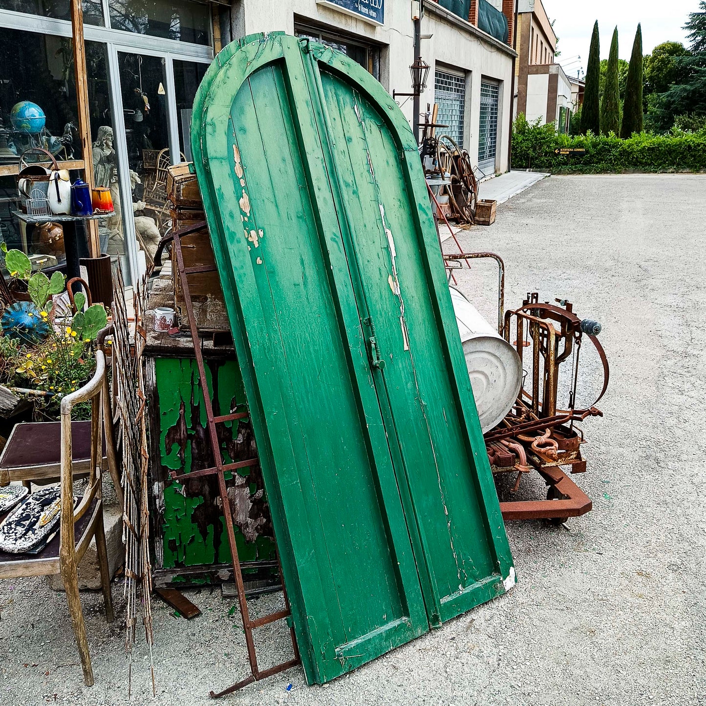 Porta a due ante stondata in abete verniciata verde XX secolo
