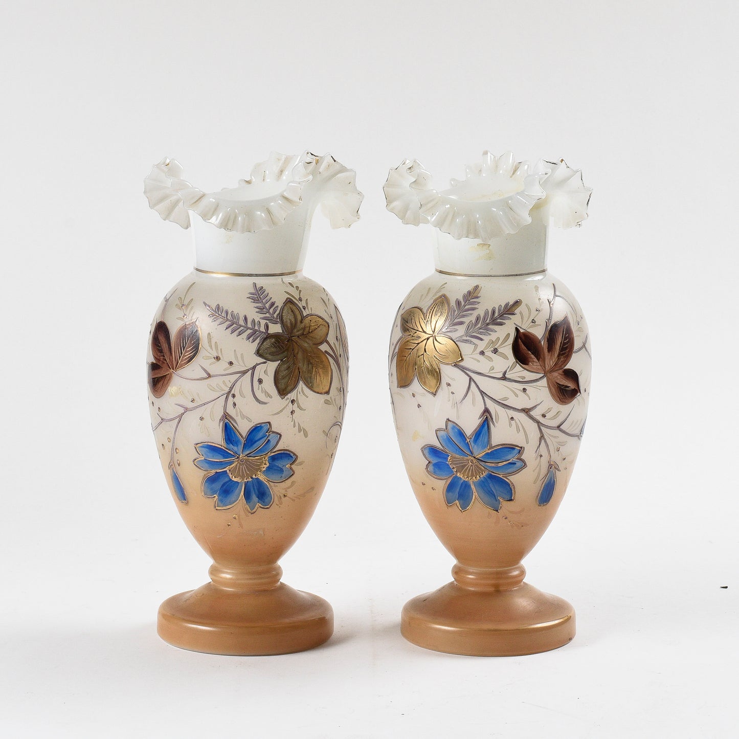 coppia vasi in vetro opalino con decori floreali