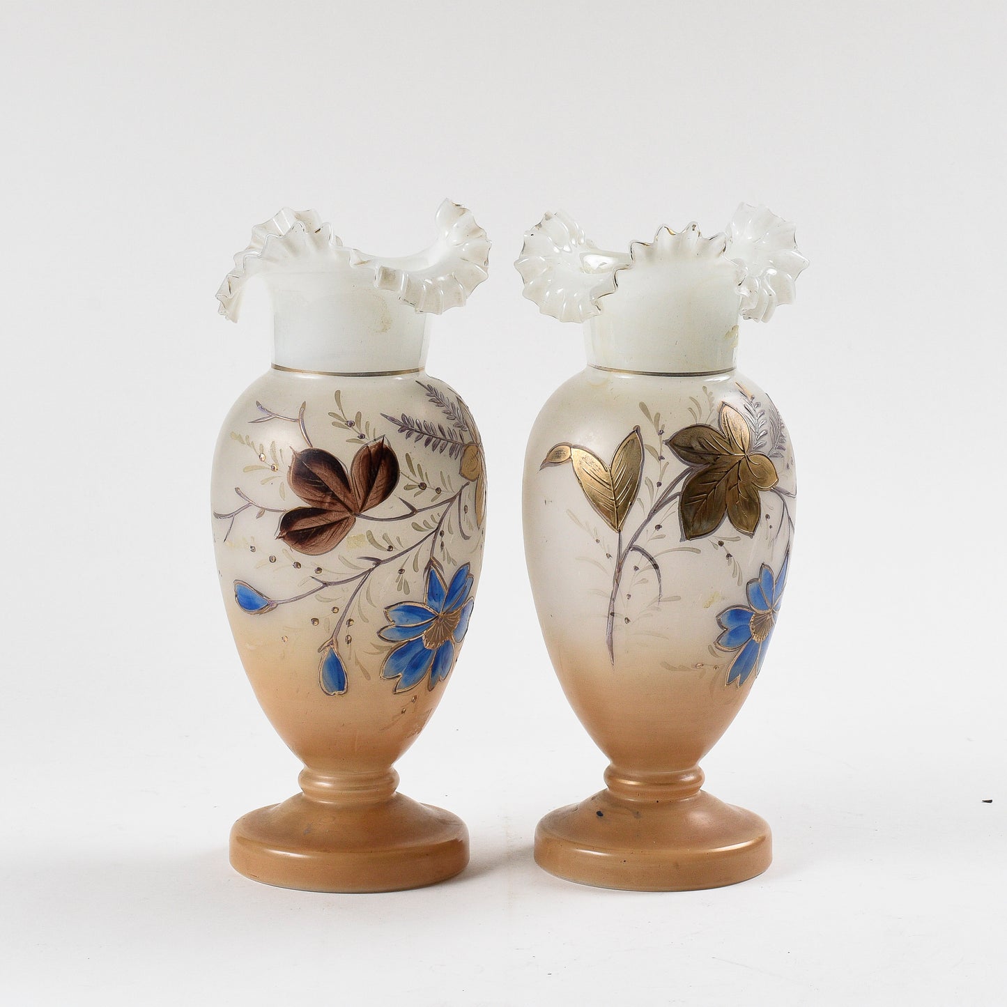 coppia vasi in vetro opalino con decori floreali