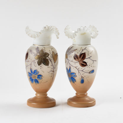 coppia vasi in vetro opalino con decori floreali