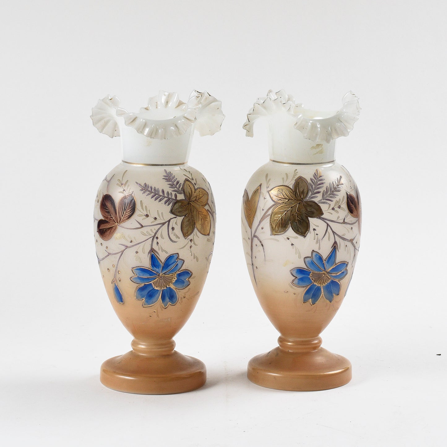 coppia vasi in vetro opalino con decori floreali