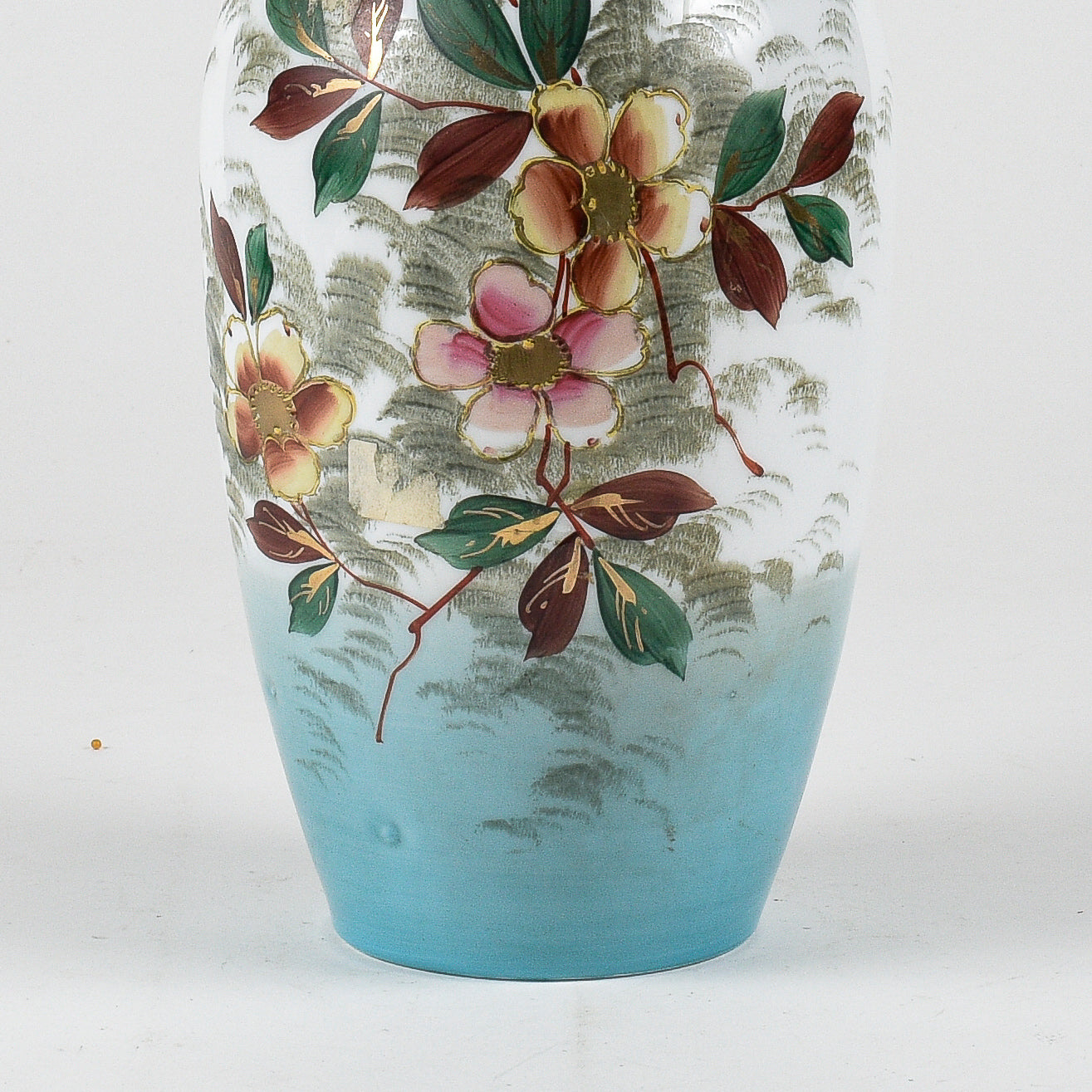 vaso in vetro opalino con decori floreali bianco e azzurro