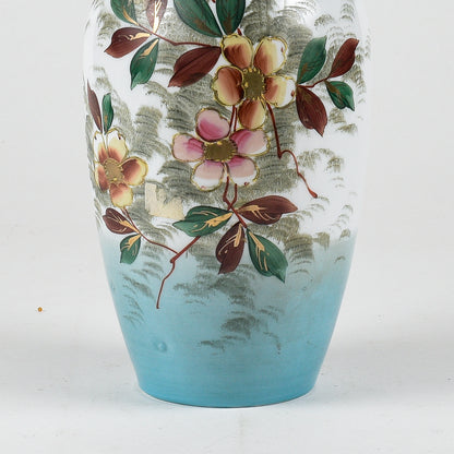 vaso in vetro opalino con decori floreali bianco e azzurro