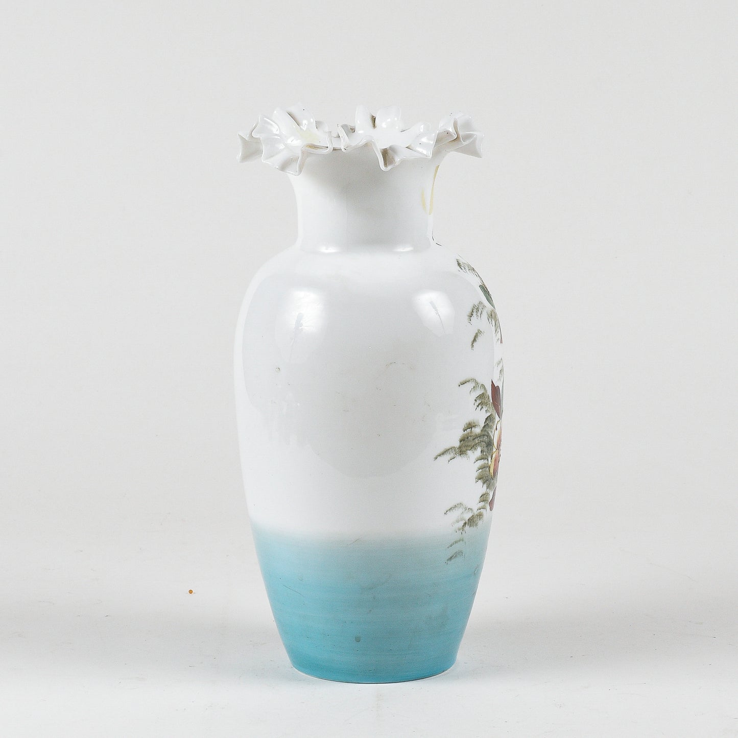 vaso in vetro opalino con decori floreali bianco e azzurro