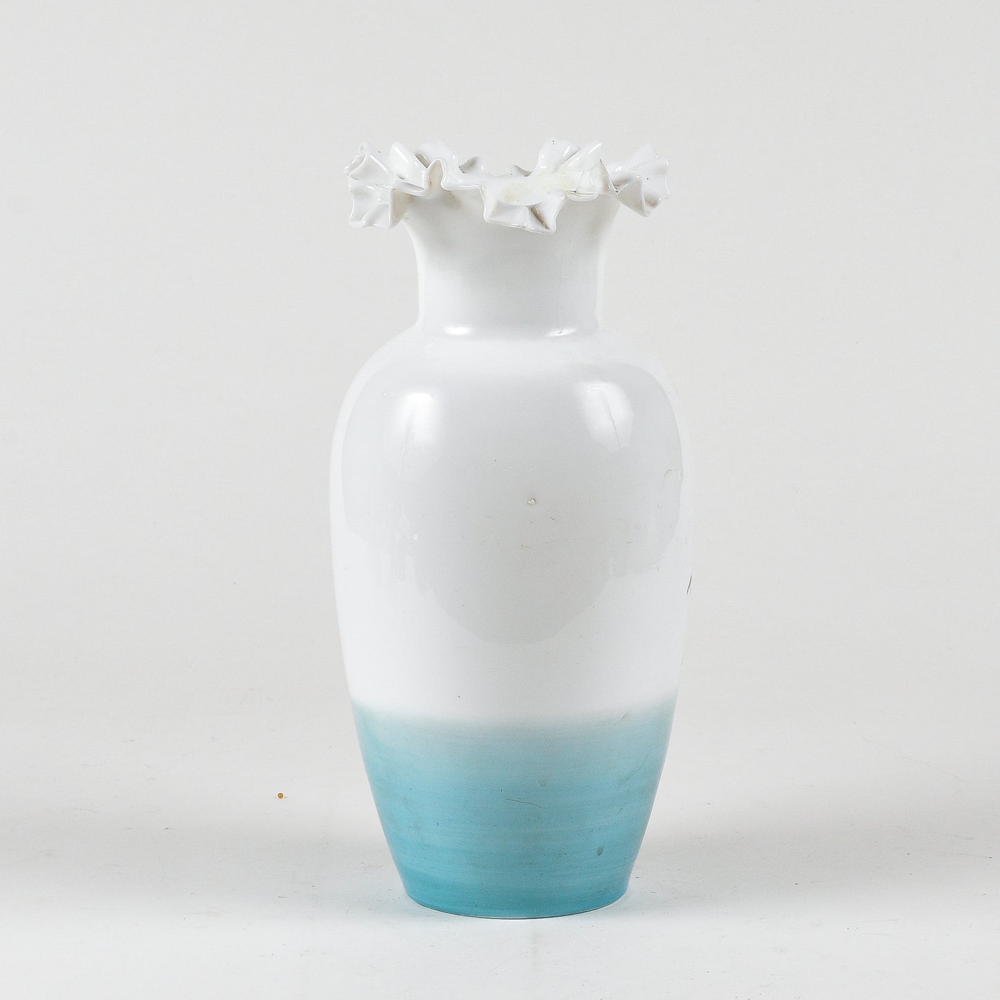 vaso in vetro opalino con decori floreali bianco e azzurro