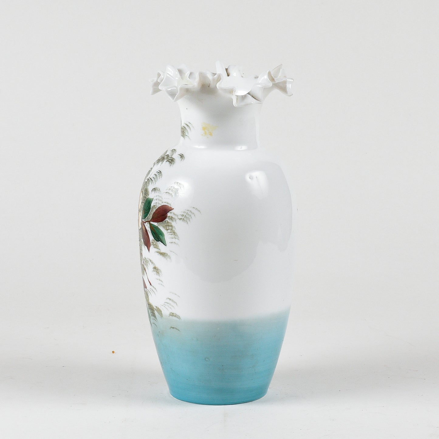 vaso in vetro opalino con decori floreali bianco e azzurro