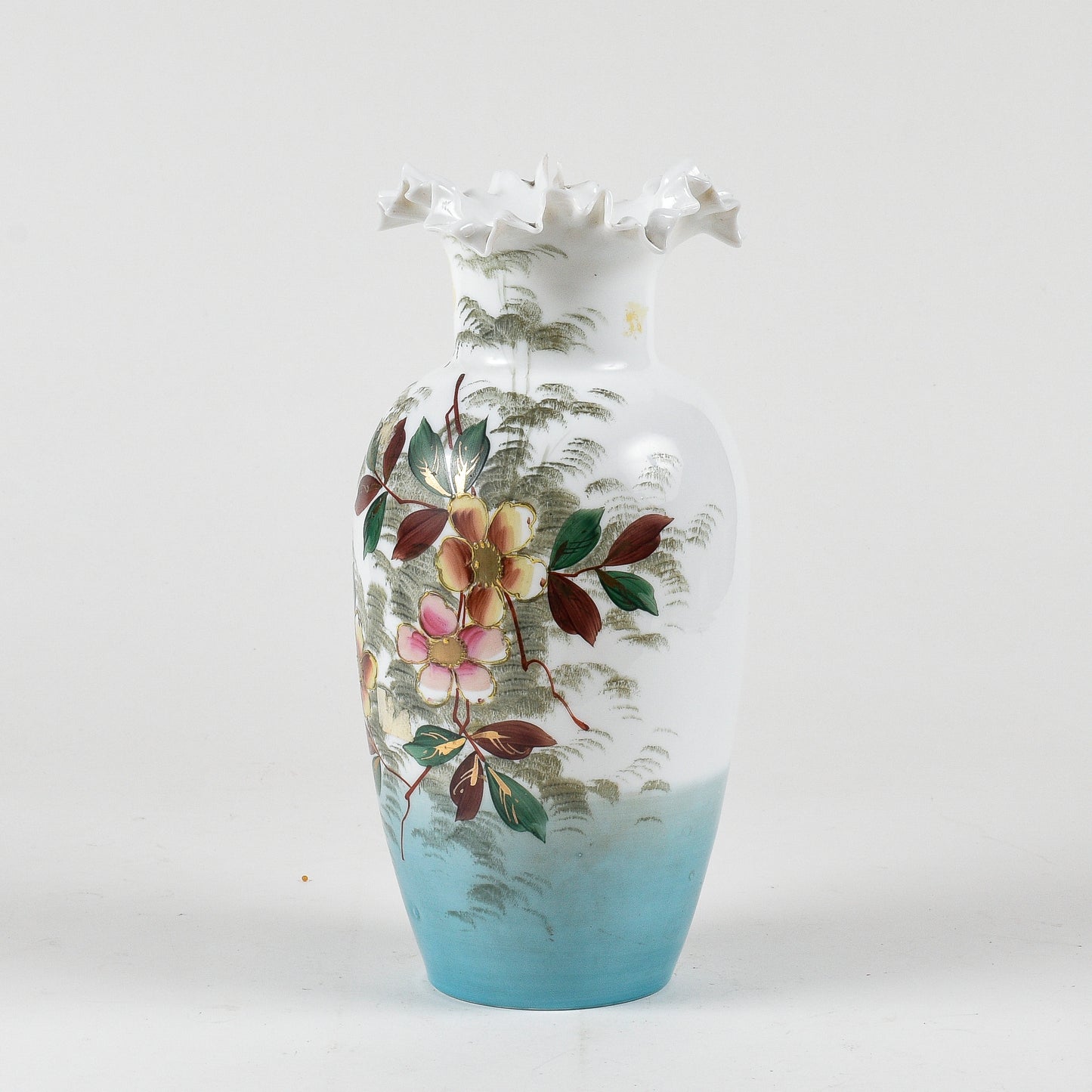 vaso in vetro opalino con decori floreali bianco e azzurro