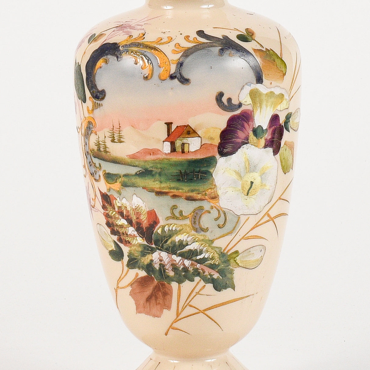 vaso in vetro opalino con scena di campagna