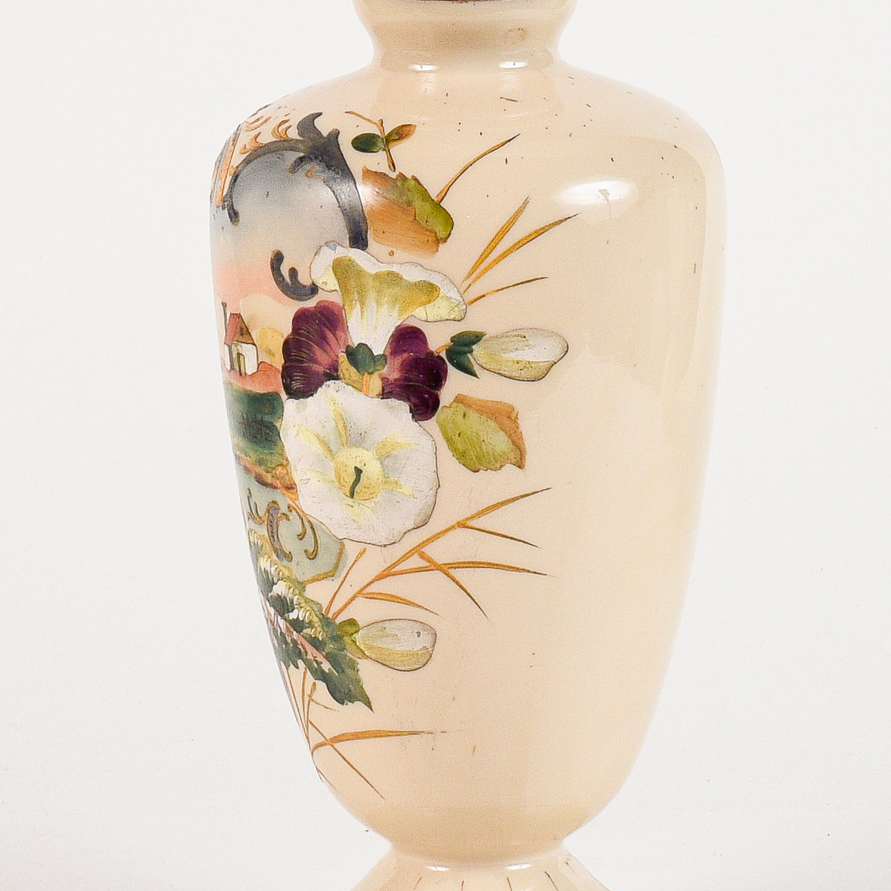 vaso in vetro opalino con scena di campagna