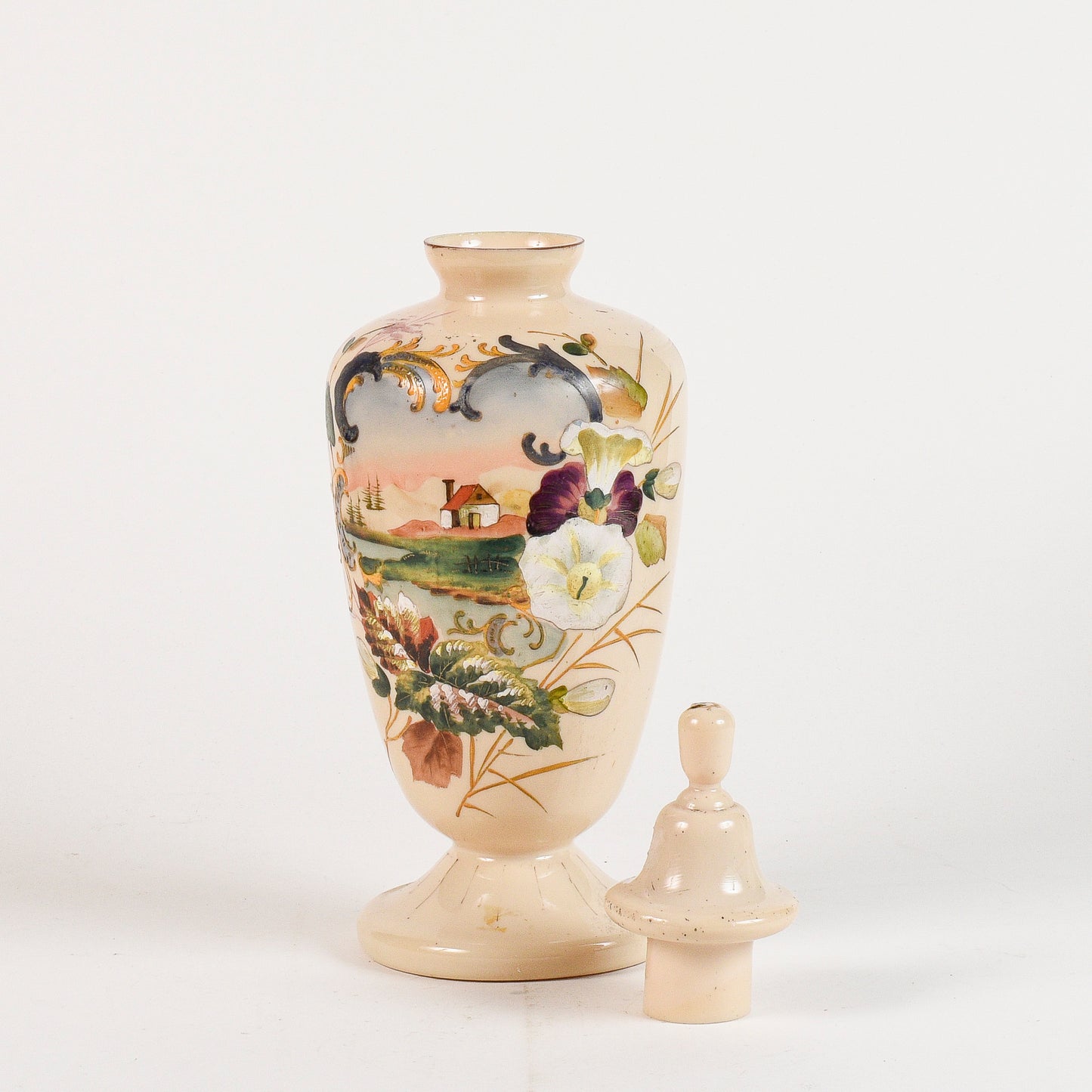 vaso in vetro opalino con scena di campagna