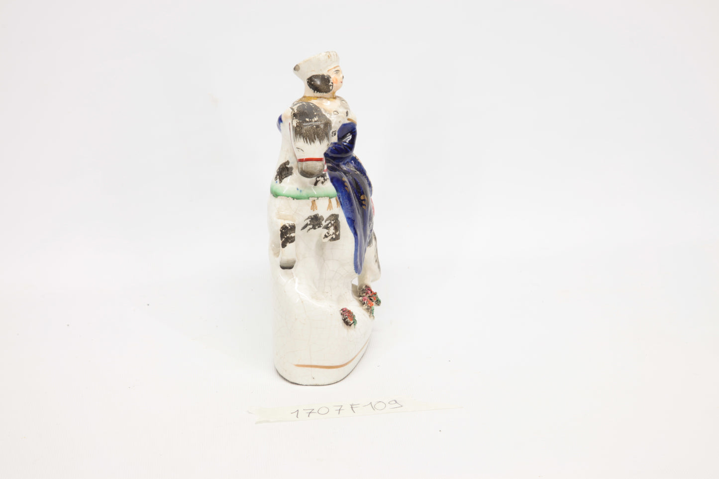 Statua in ceramica cavaliere a cavallo" con marchio blu ceramica inglese Bow"