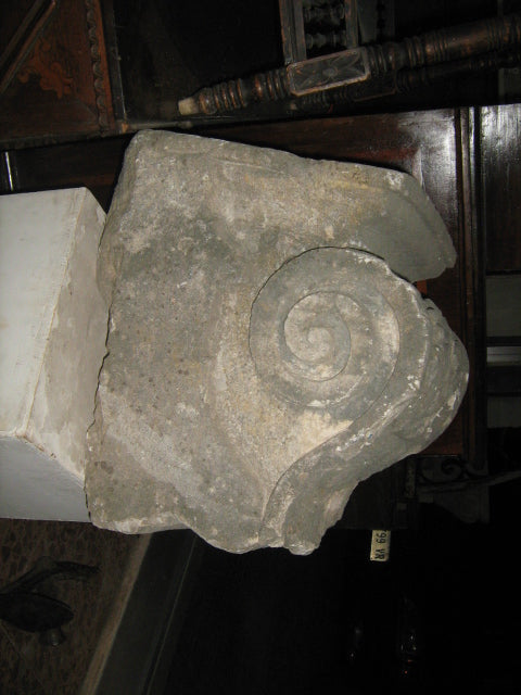 CHIAVE CENTRALE IN PIETRA DI ARCO , FRAMMENTO EPOCA 700