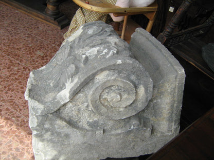 CHIAVE CENTRALE IN PIETRA DI ARCO , FRAMMENTO EPOCA 700