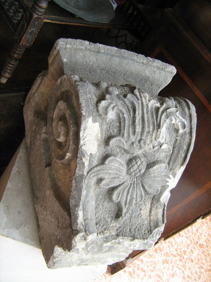 CHIAVE CENTRALE IN PIETRA DI ARCO , FRAMMENTO EPOCA 700