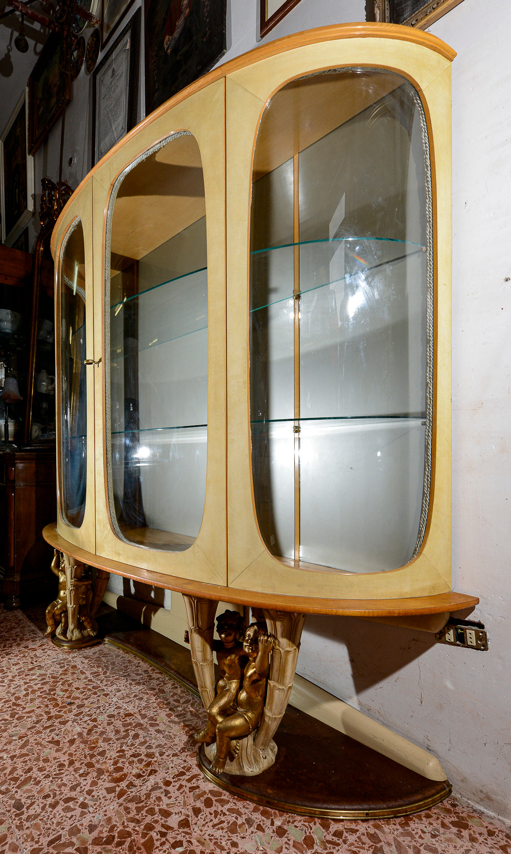 Vetrina bombata in pergamena con putti dorati  firmata Associazione Artigiani Canturini del mobile Italia 1950