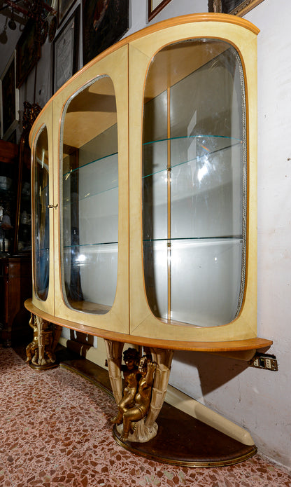 Vetrina bombata in pergamena con putti dorati  firmata Associazione Artigiani Canturini del mobile Italia 1950
