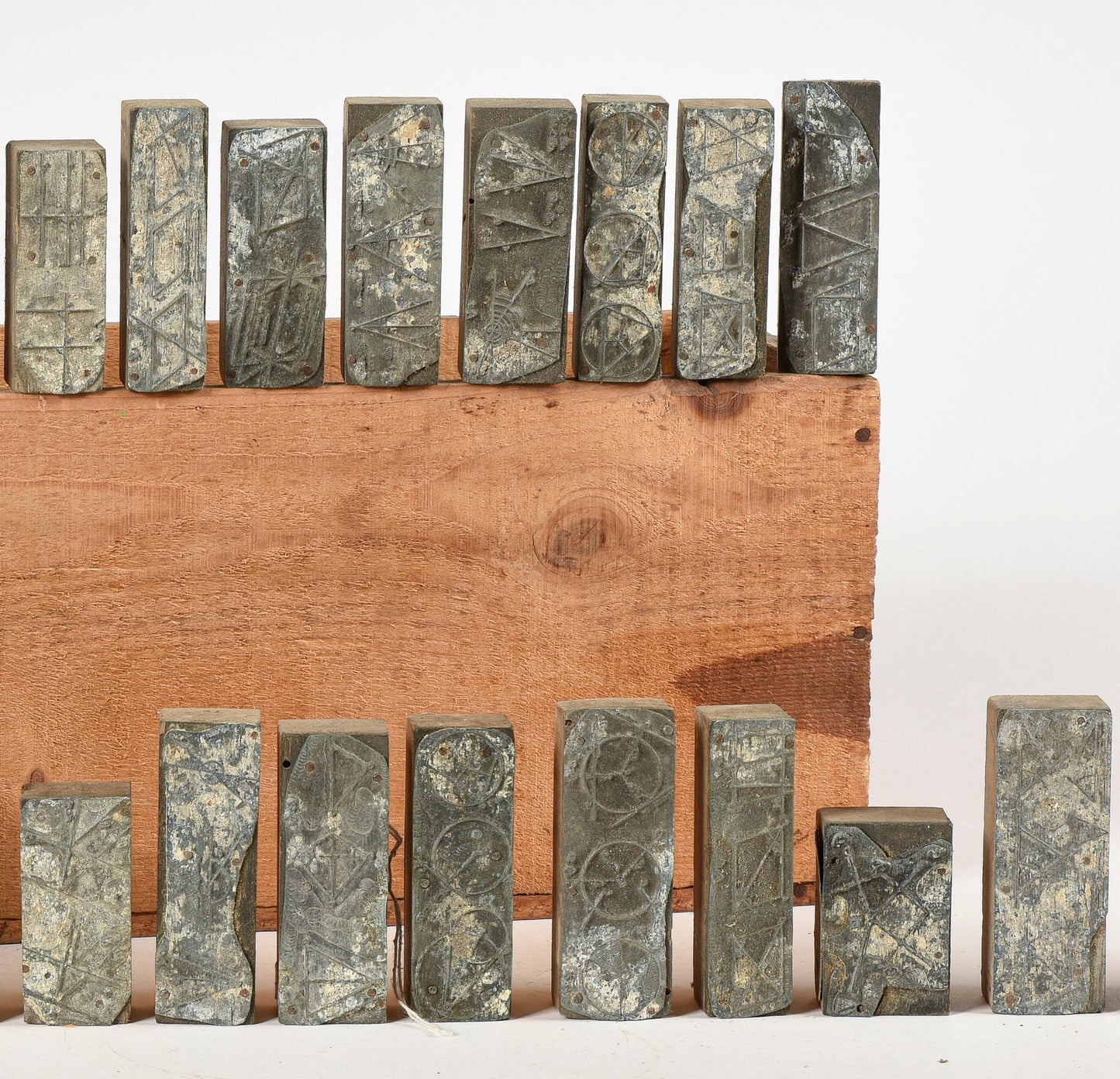 Scatola in legno con set di 31  stampi con tavole e disegni geometrici Italia 1950 '60
