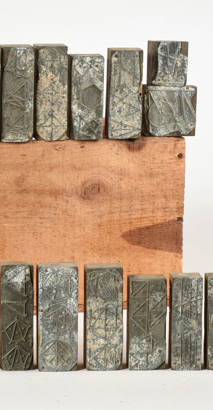 Scatola in legno con set di 31  stampi con tavole e disegni geometrici Italia 1950 '60