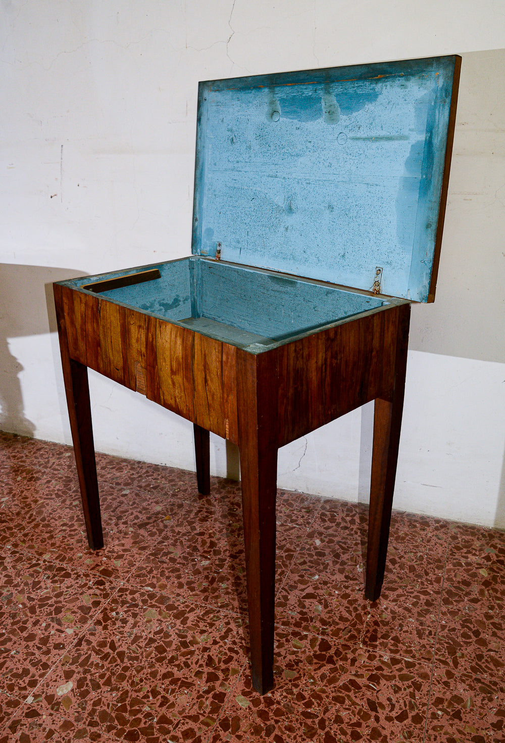 Tavolo toletta da uomo con piano apribile, placcata in noce da restaurare Italia epoca direttorio