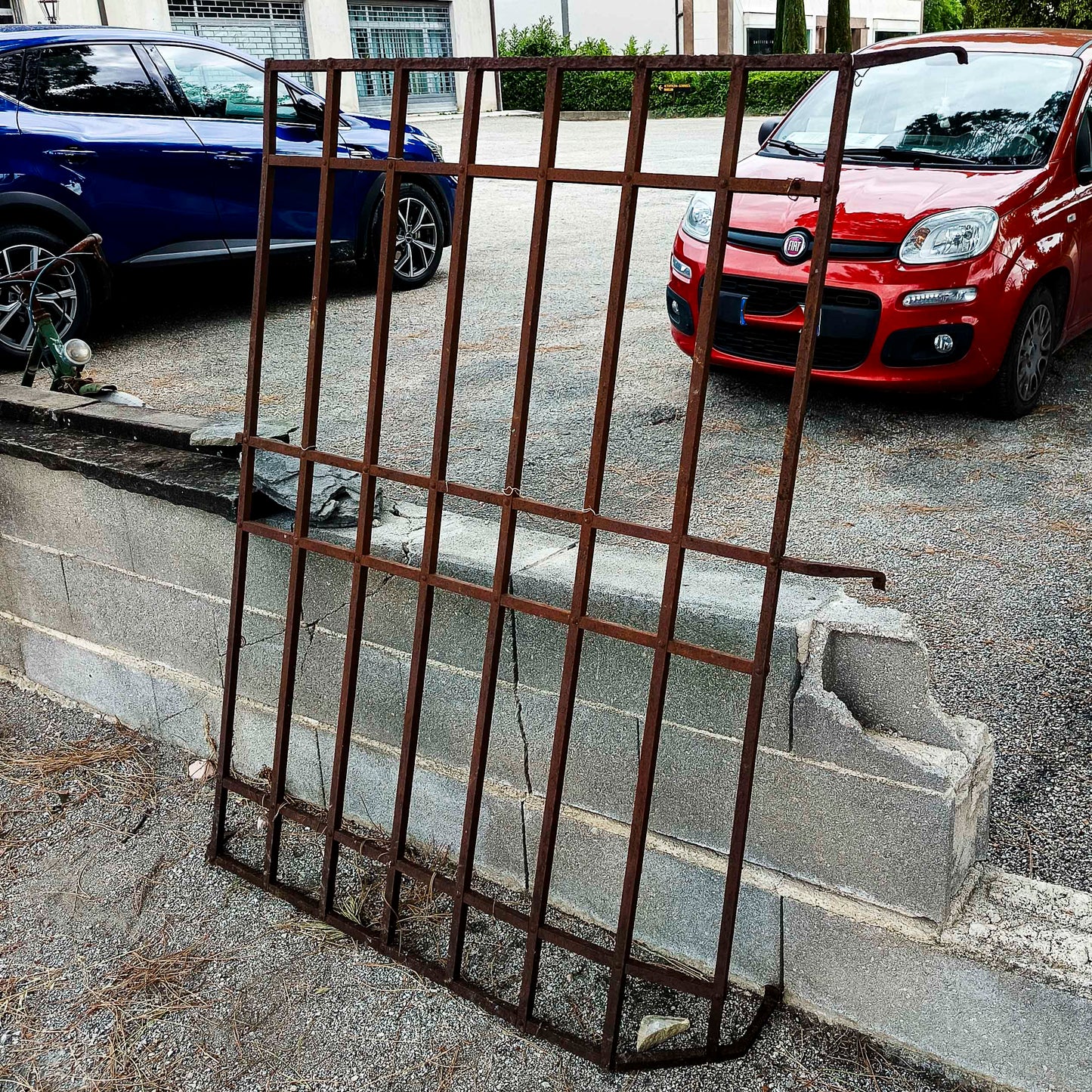 Grata inferriata di protezione per finestra inizio XX secolo