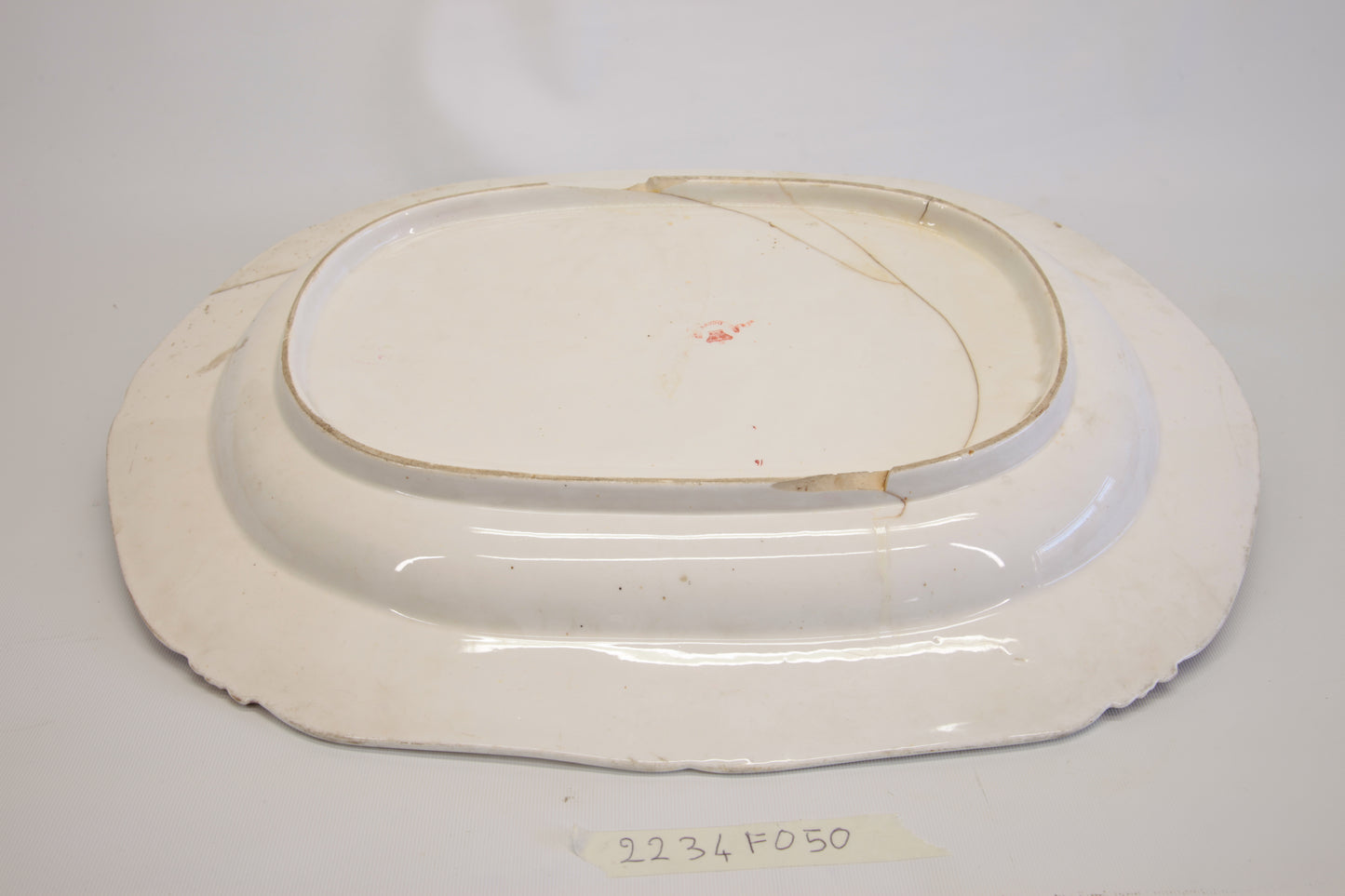 Piatto grande rosso porpora  e bianco marcato Derby epoca 1800