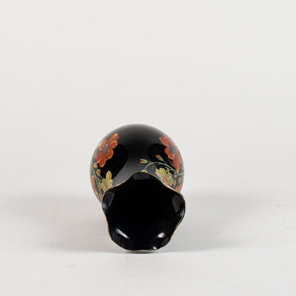 vaso nero con decoro floreale
