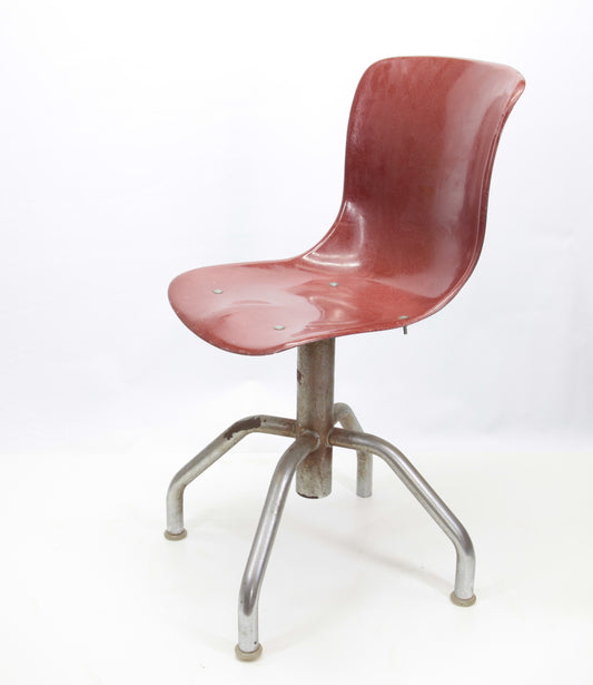 Sedia da ufficio anni 50 con seduta ergonomica in plastica rosso mattone