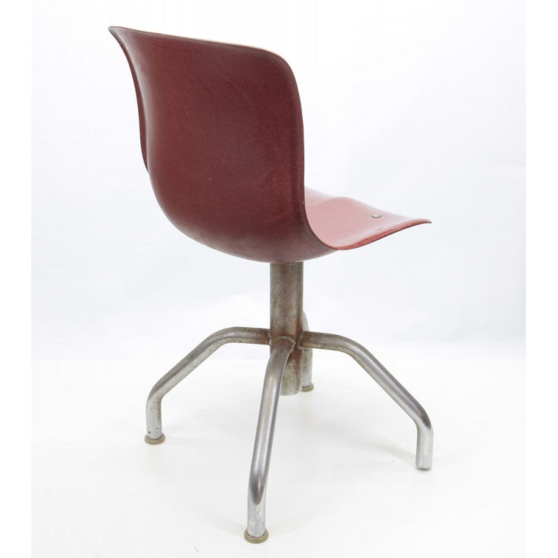 Sedia da ufficio anni 50 con seduta ergonomica in plastica rosso mattone
